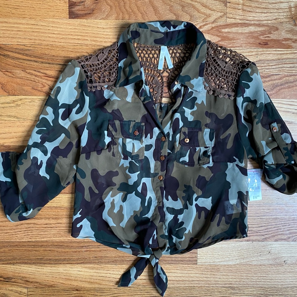 NWT Camo Blouse 🖤
